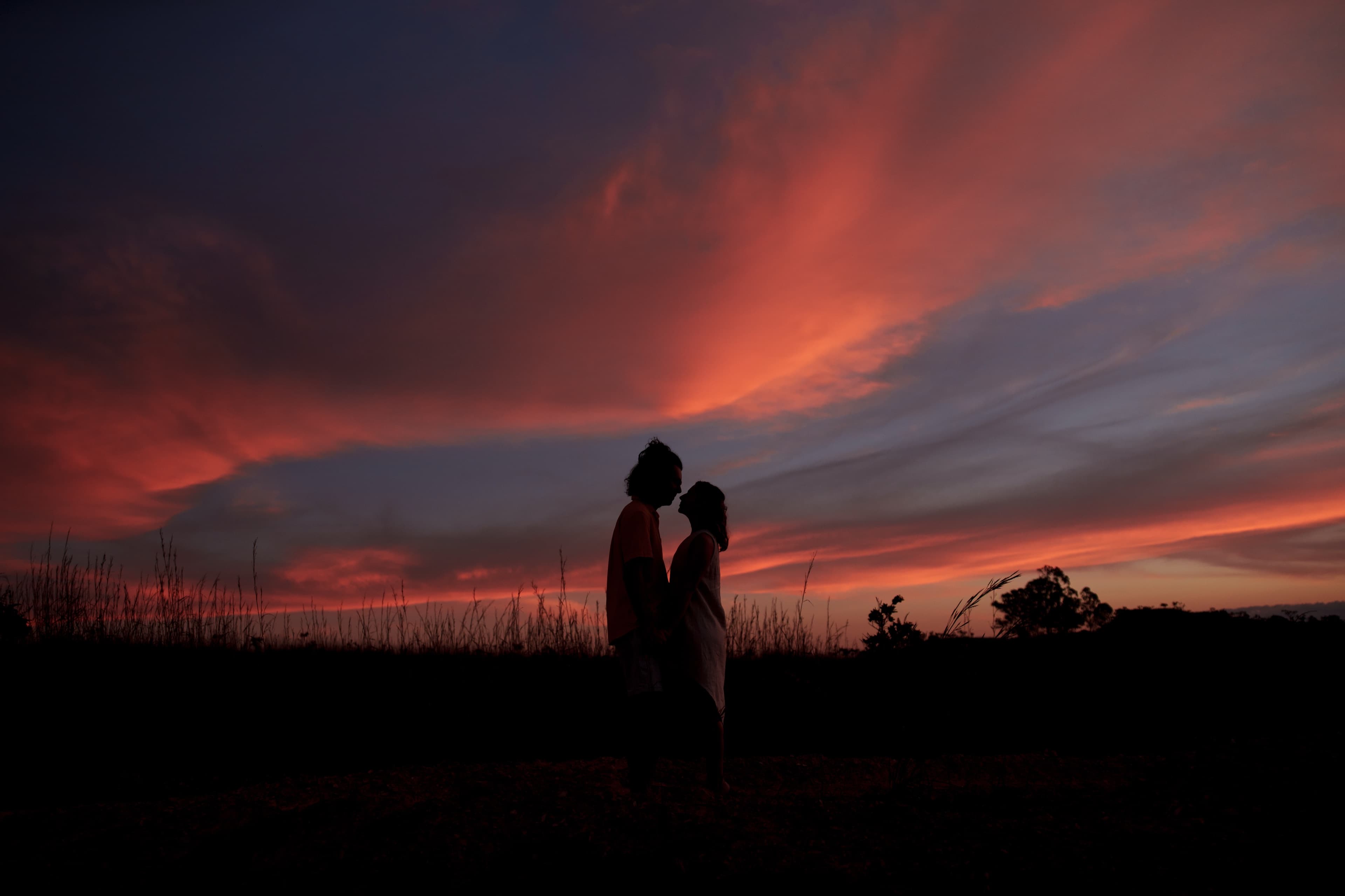 Letícia e Bruno ao pôr do sol no Cerrado