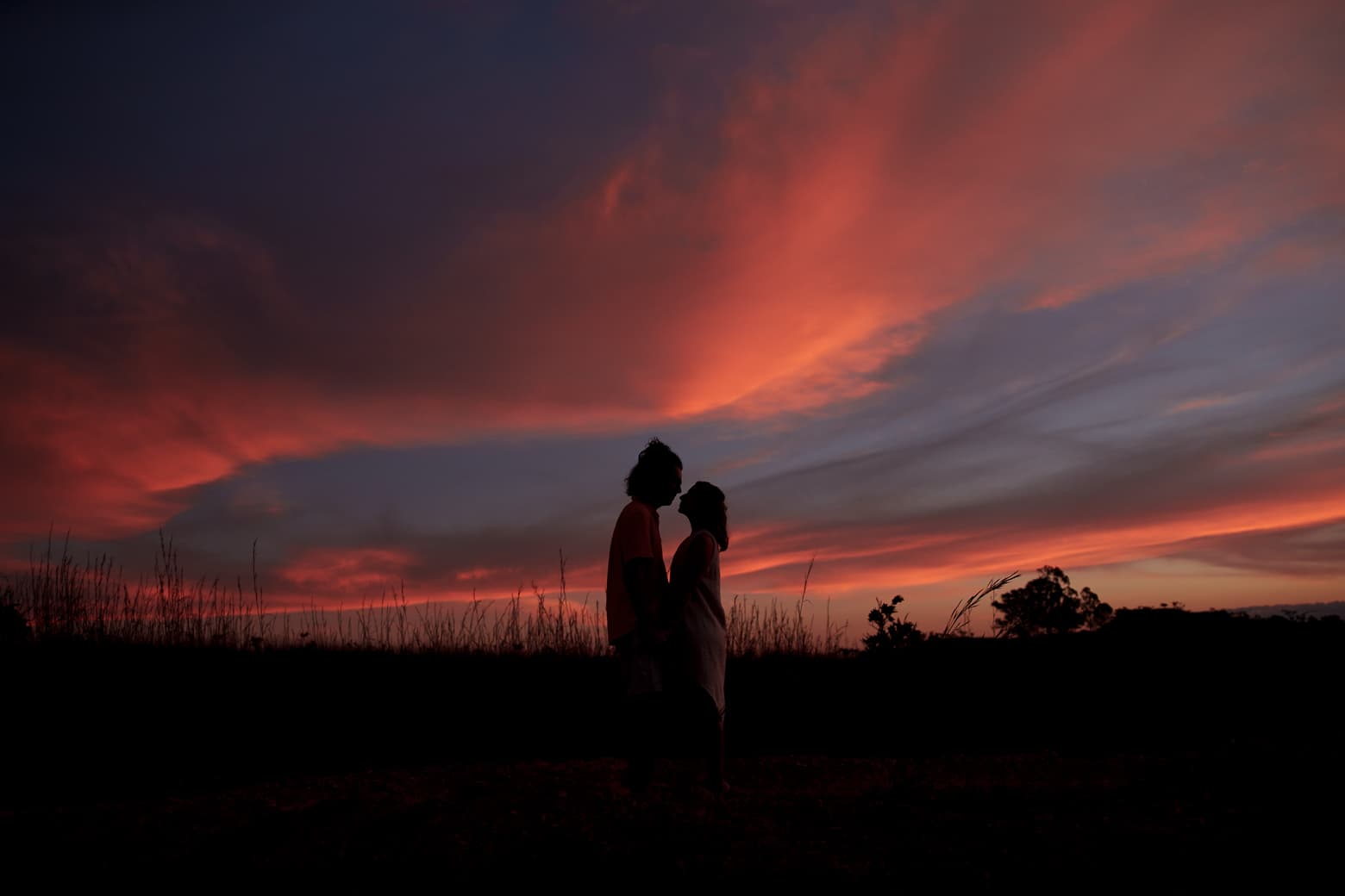 Letícia e Bruno ao pôr do sol no Cerrado
